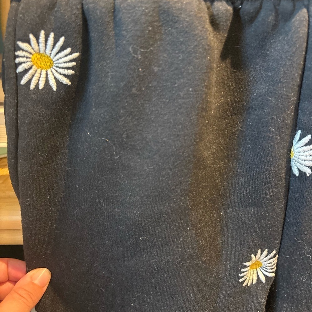 Angel Kiss Wombs Black‎ Daisy Print Sweatpants - Picture 2 of 4